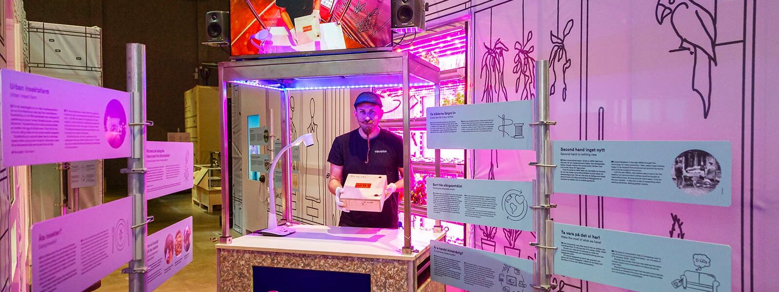 Tekniska explainer som visar deras pop-up vagn med föremål på