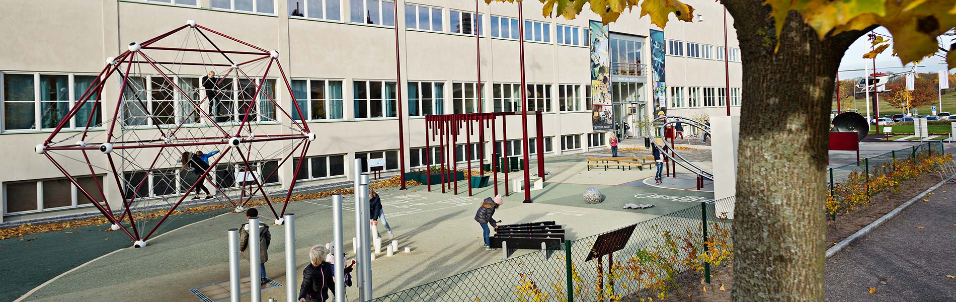 barn som klättrar och utforskar matematik