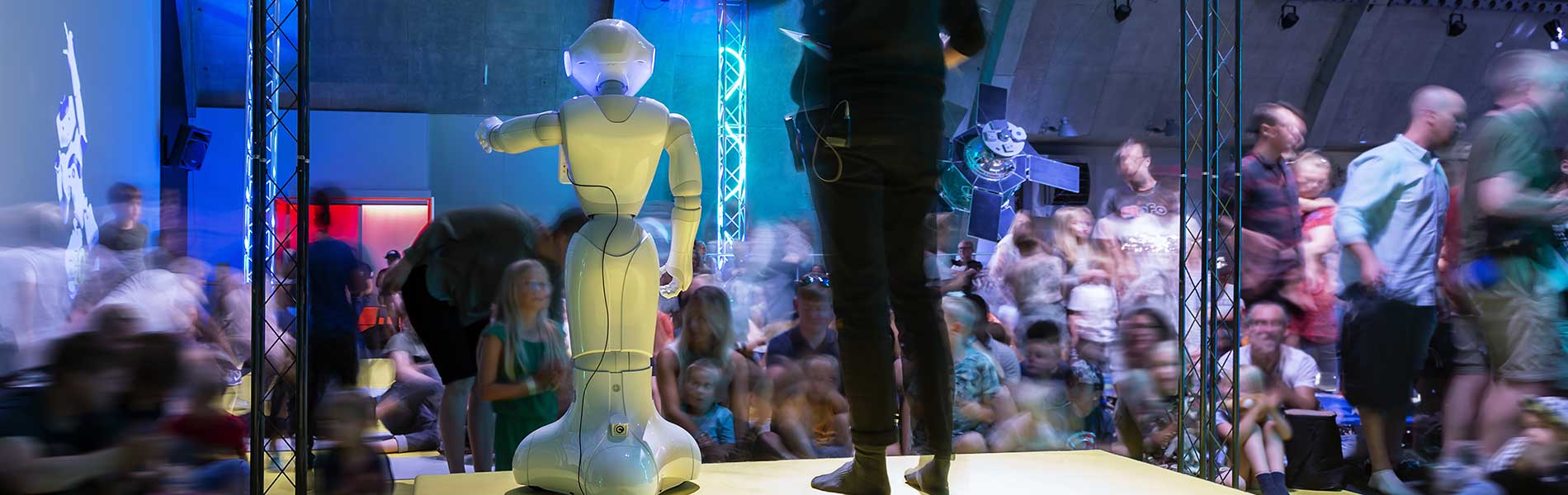Roboten Charli uppträder för publik