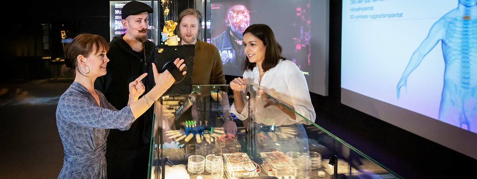 Ett lag på fyra personer som spelar quiz battle och står i utställningen Hyper Human