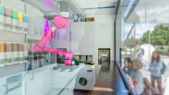 en glassrobot som serverar glass till glada kunder