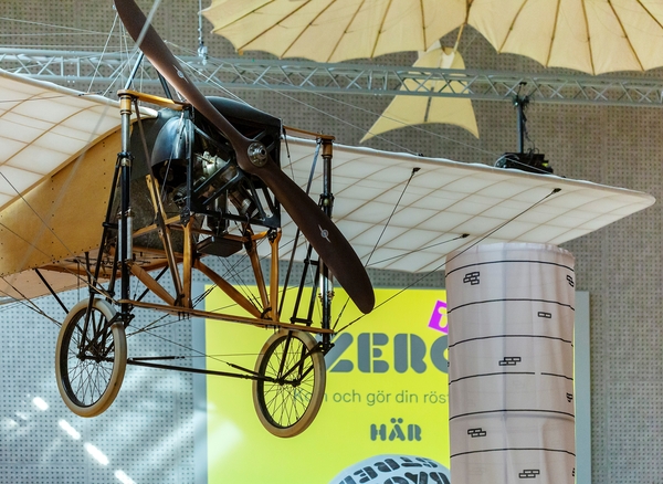 Utställningen Zero City, interiörbild. Tidiga flygplan. 