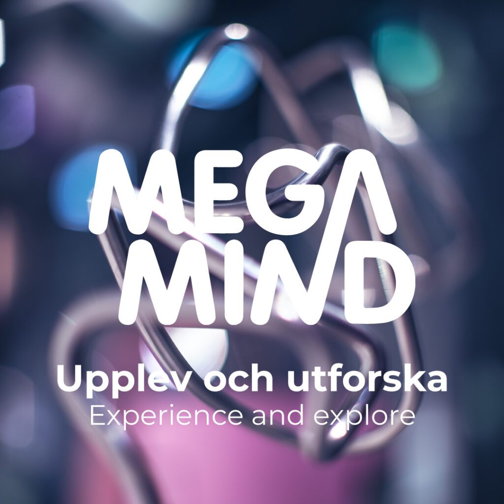 Föremål i metall som skymtas i bakgrunden. Framför visas logga för utställningen MegaMind med texten upplev och utforska.