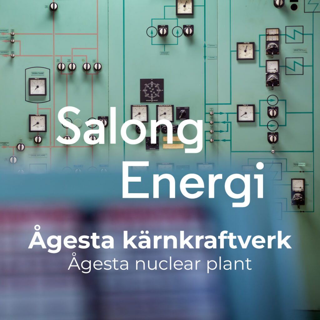 Grön kontrollpanel syns i bildens bakgrund. I bilden visas utställningen Salong energis logga med texten Ågesta kärnkraftverk.