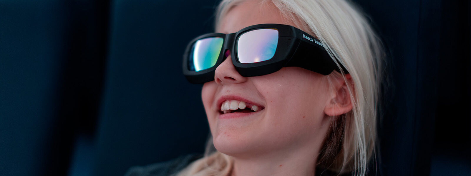 ung tjej som har på sig vr-glasögon och tittar på föreställning i wisdome stockholm