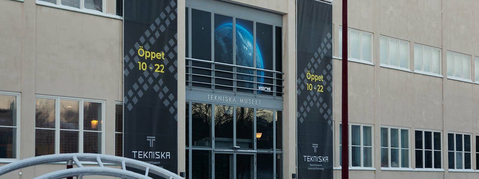 Tekniska entré med svarta vepor
