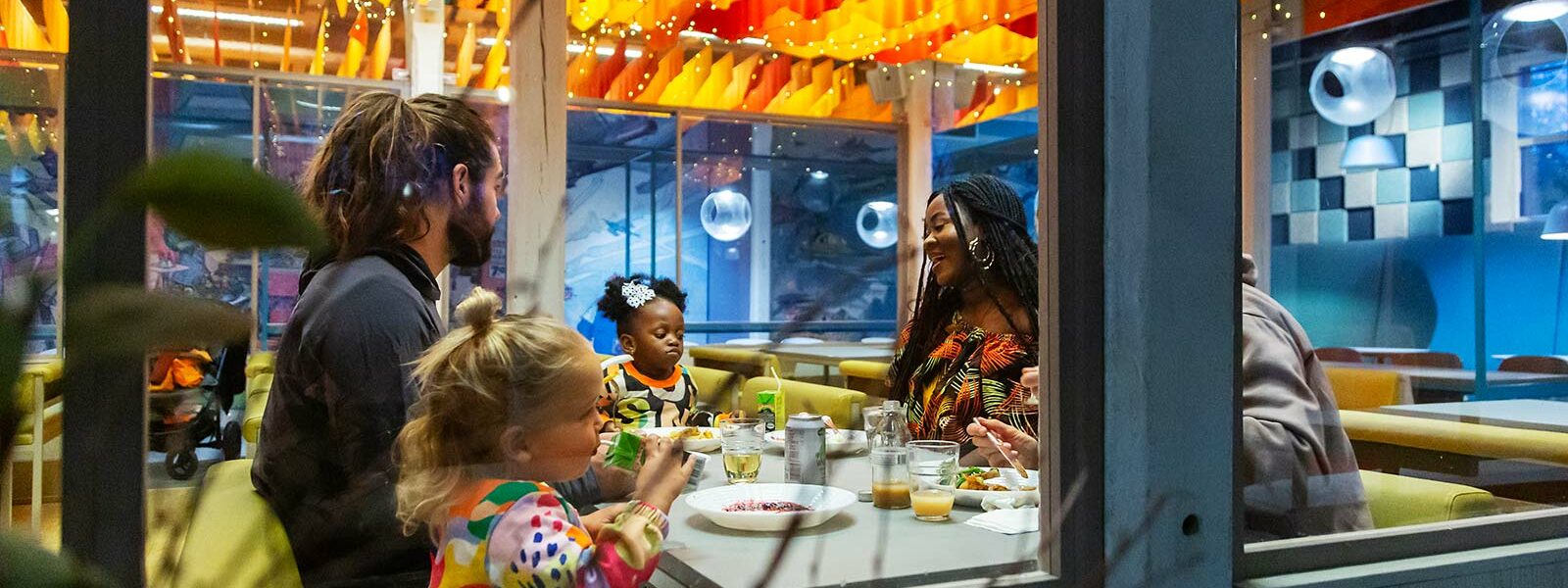 Mom, dad and two kids sitting around the table in Tekniskas restaurant.