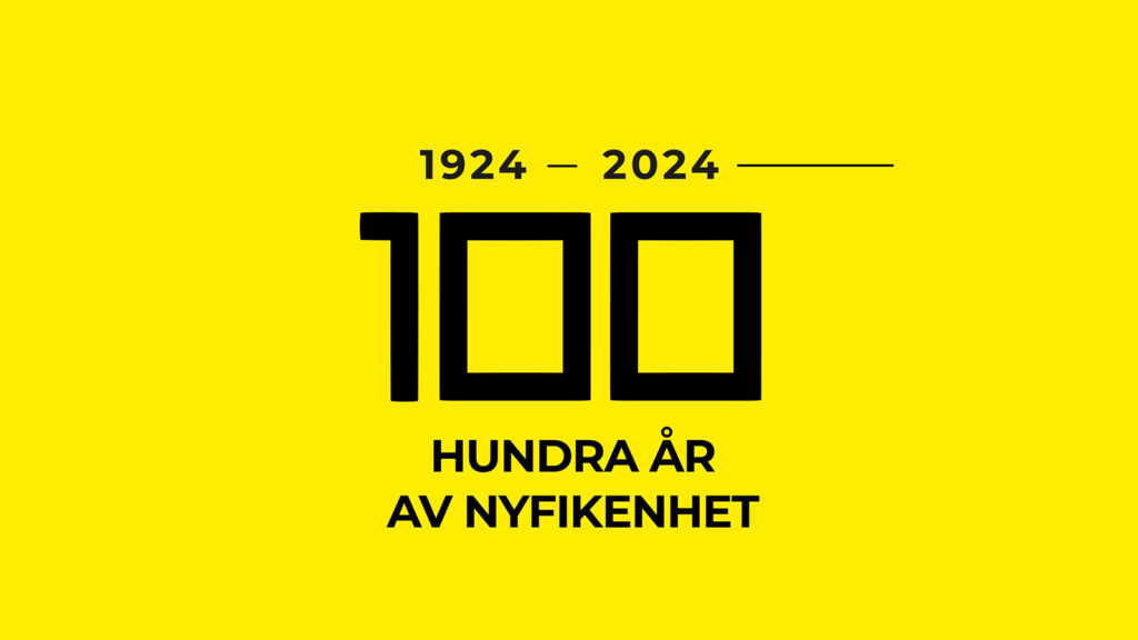 Gul bakgrund med svart text hundra år av nyfikenhet med emblem som visar 100.